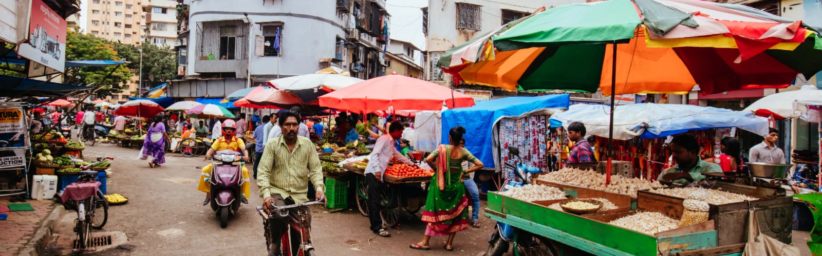 Colaba Causeway Shopping: Mumbai’s Street Market Paradise