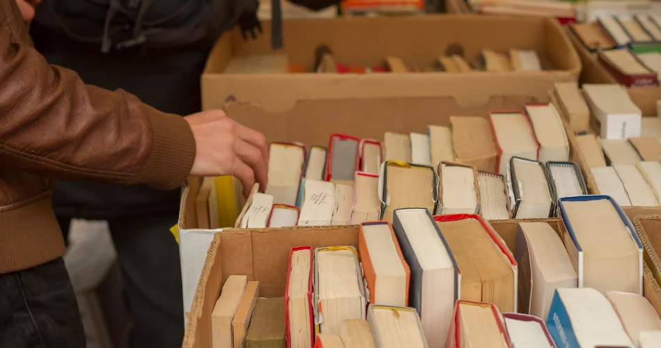 سوق كولابا كوزواي. جنة الأسواق الشارع في مومباي